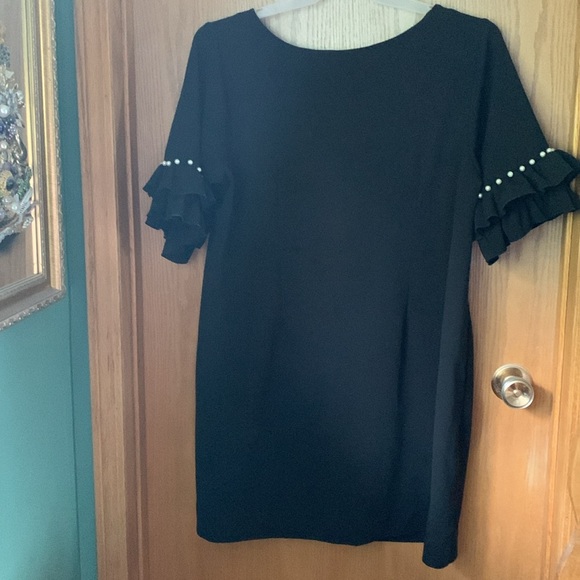 3/4 length sleeve dress with pearl embellishments on the sleeve - Picture 3 of 4